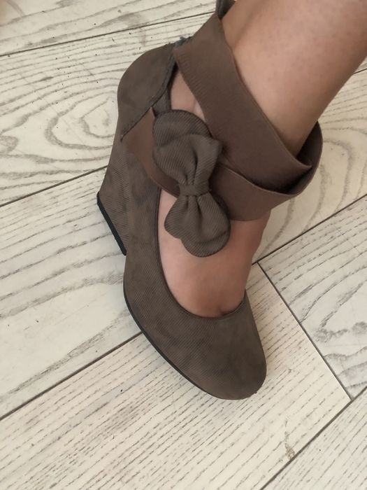 Отдам пару женской обуви 40 размер.