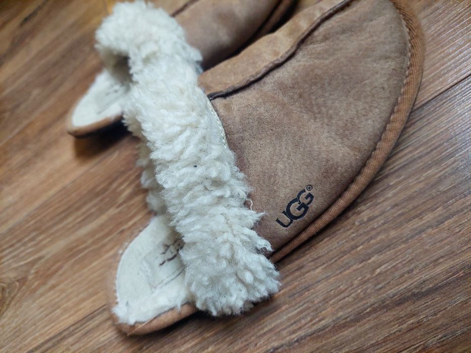 Ocieplane obuwie domowe kapcie UGG W SCUFFETTE II