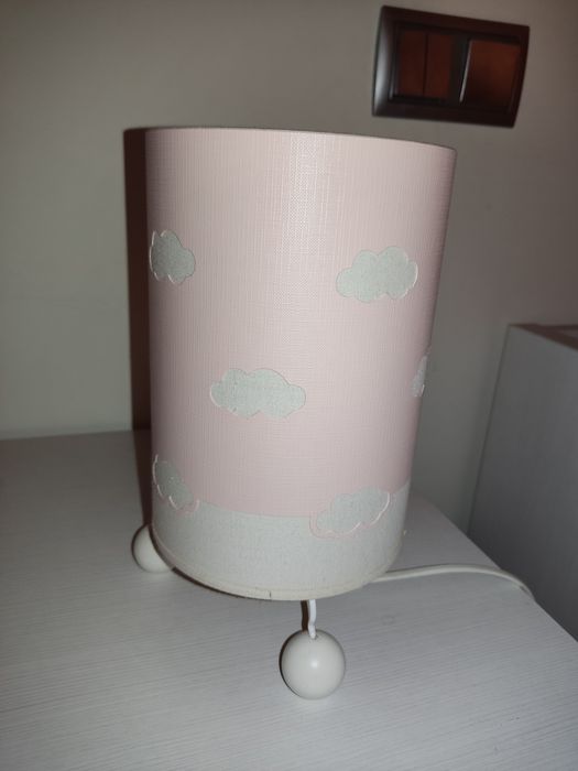 Candeeiro infantil em rosa bebe com nuvens
