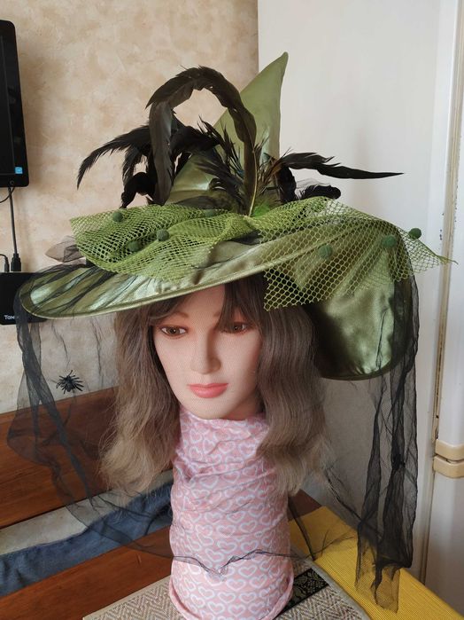Розкішний зелений капелюх відьми з чорною вуаллю з павуками та пір'ям