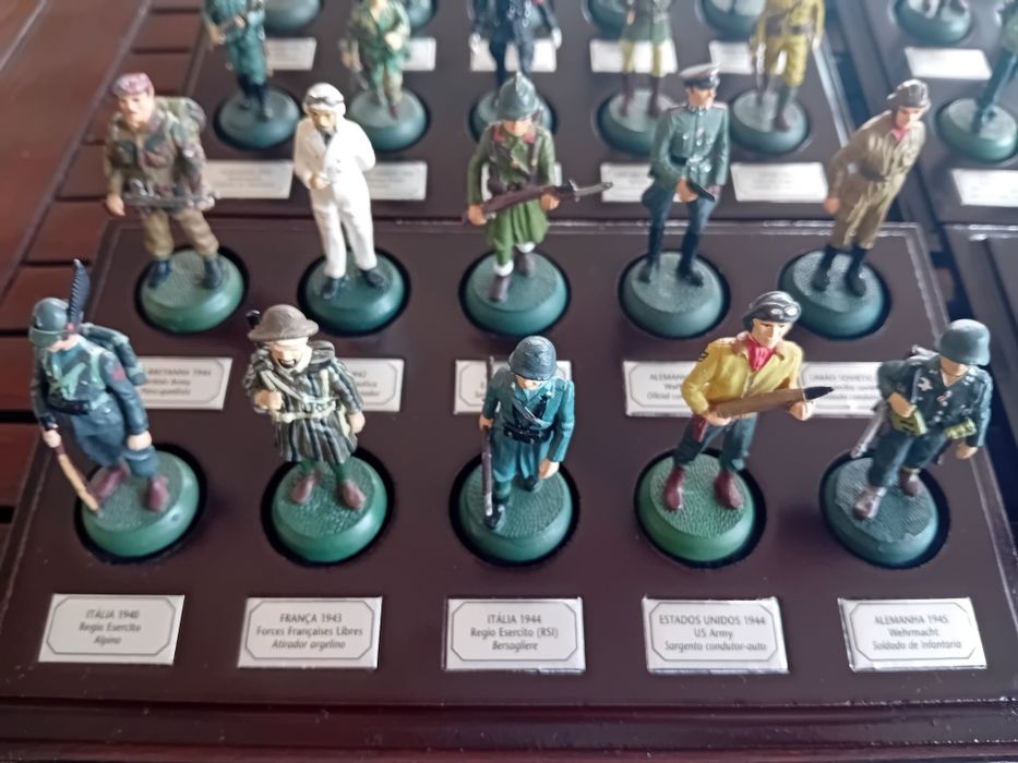 60 soldados em chumbo, segunda guerra mundial, com 6 bases/dispositores em madeira, discrição individual de cada soldado.