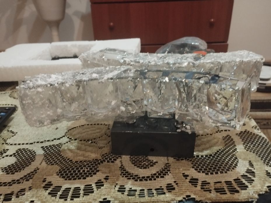 Люстра під стелю