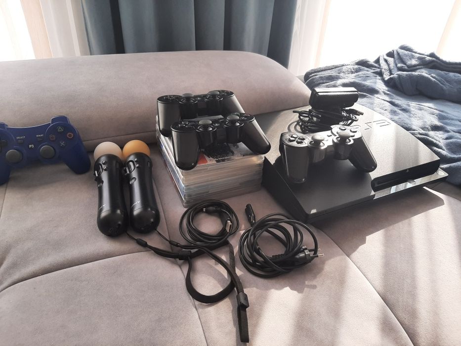 Konsola ps3 wraz z padami grami