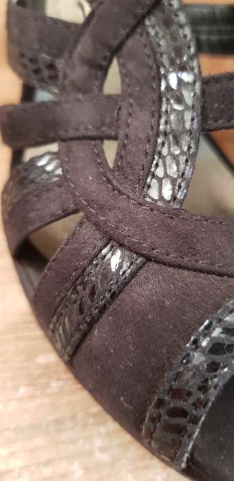 Sandały na koturnie 38