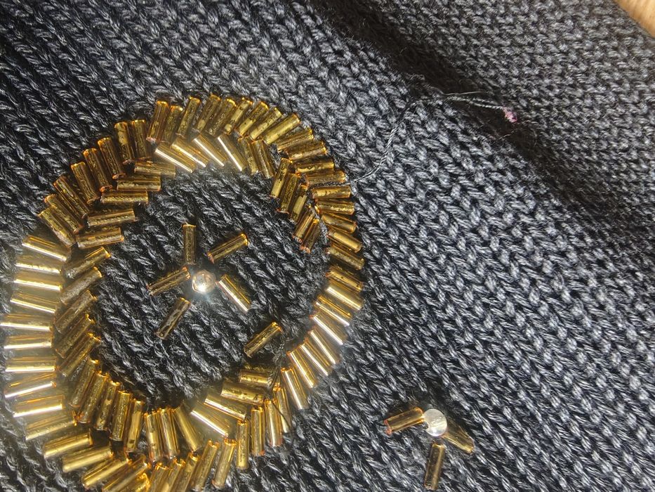 Sweter z koralikami