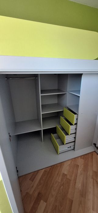 Łóżko piętrowe z garderobą i biurkiem
