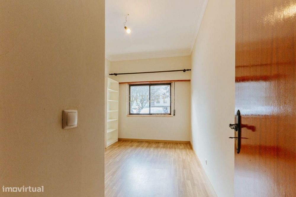Apartamento T2 junto à estação da Amadora