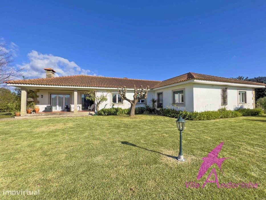 Moradia térrea T4 Independente com grande privacidade a 15 min da C...