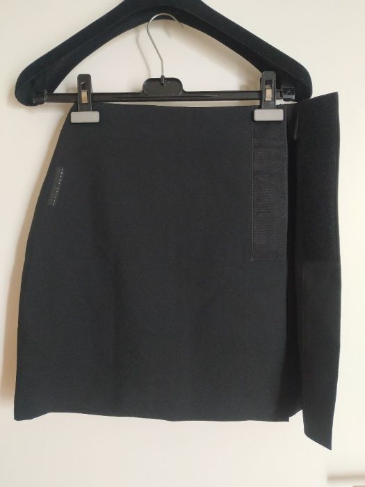 Vendo saia preta com tiras prateadas - nova