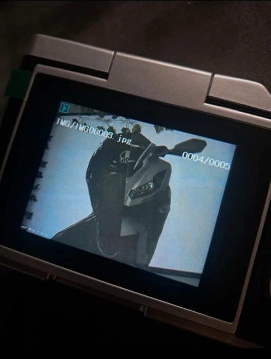 Czarny aparat cyfrowy