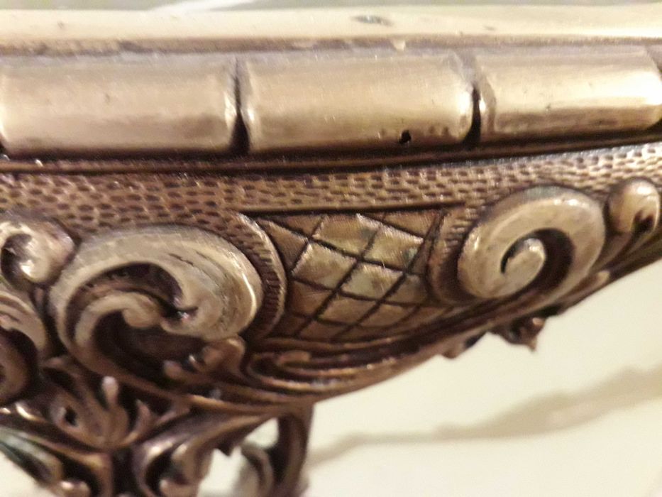 Телефон стационарный, старинный.