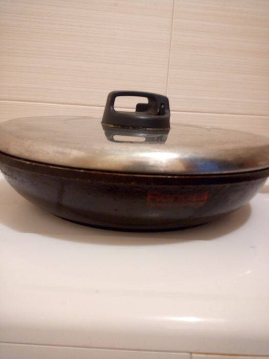 Продам большую сковородку с крышкой.