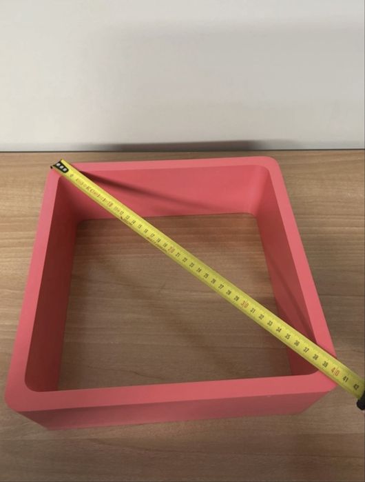 Cubo rosa para fixar na parede