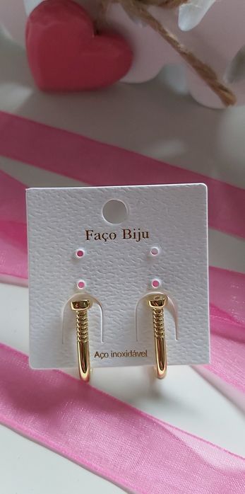 Steel earrings, gold-plated and silver-plated, shaped like a "nail". Pointed style