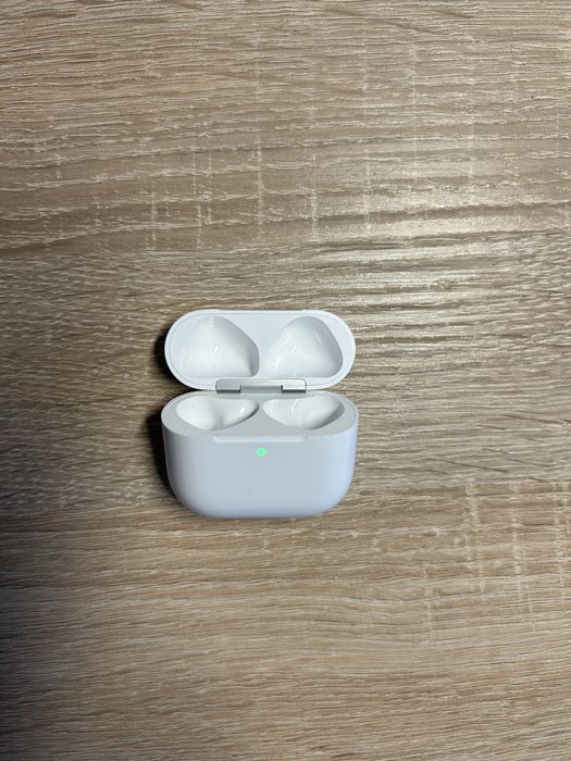 Etui ładujące na AirPods 4