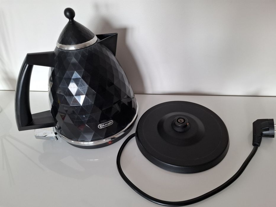 Czajnik elektryczny DeLonghi Brillante czarny