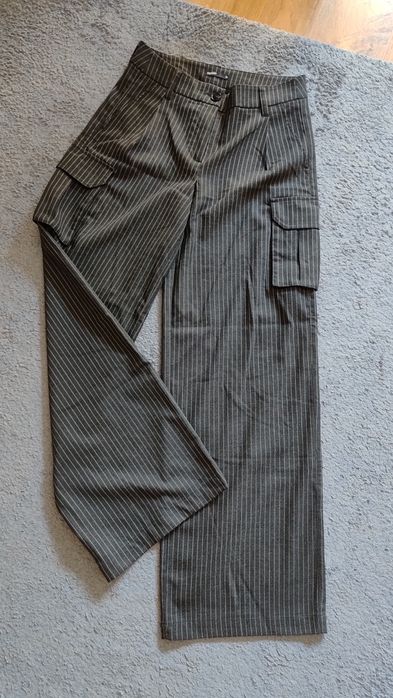 Nowe czarne spodnie w prążki Cropp