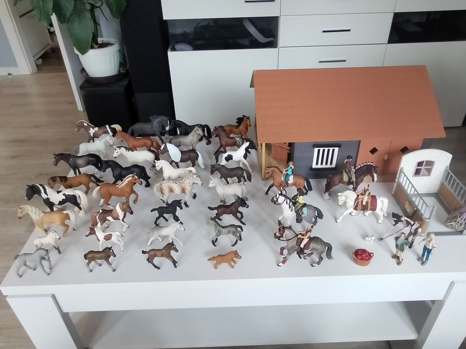 Zestaw Schleich: konie ze stajnią i przyborami