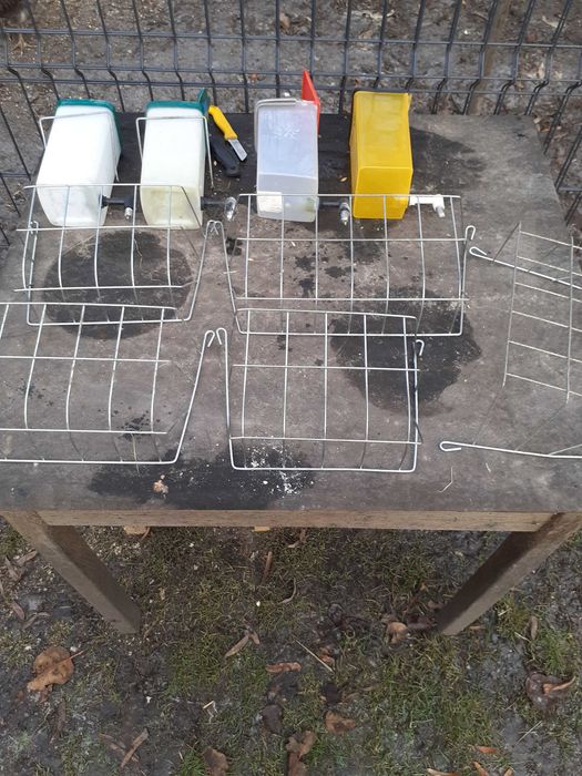 Sprzedam poidełka i paśniki.