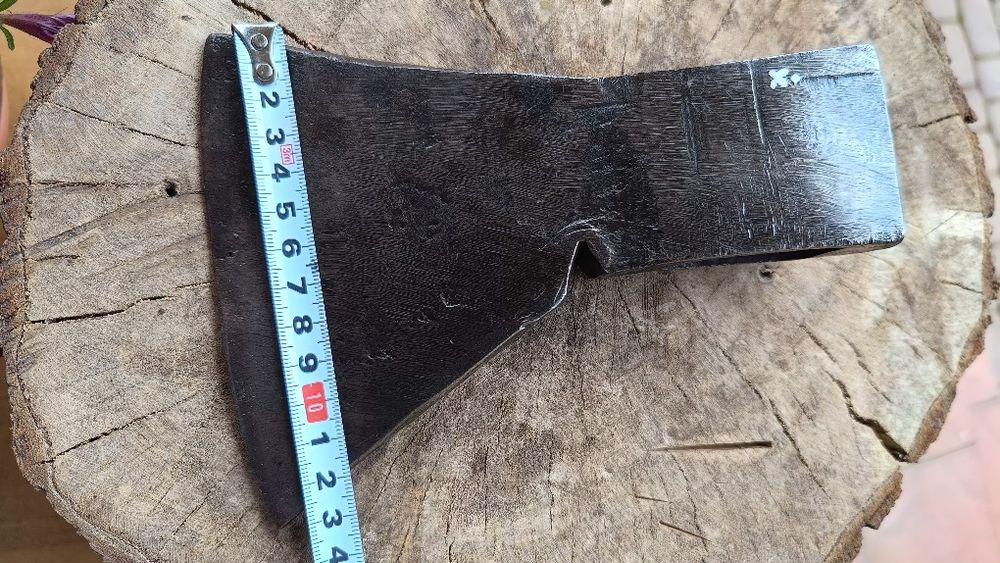 Kuta siekiera z puncą, sygnowana, ciężka, kuta