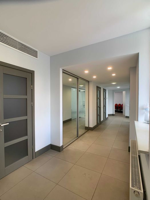 Власний вхід, підз. паркінг, автономне опалення, є місце під генератор