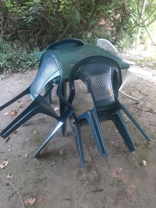 Stół i krzesła sprzedam