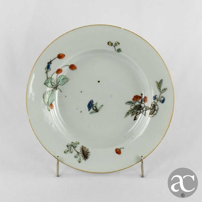 Prato porcelana da China período Yongzheng séc. XVIII, flores e inseto