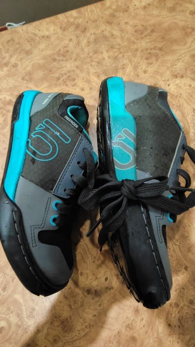 Продам зручни кроссовки недорого!