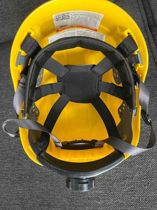 Kask roboczy z mocowaniem