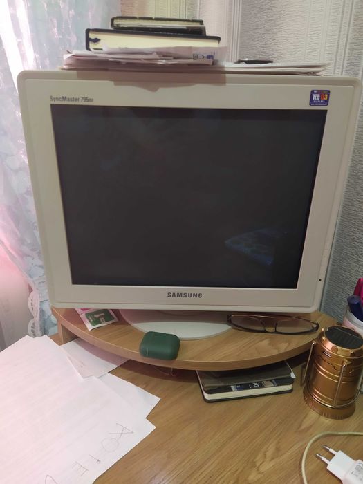 Продам комп'ютер,монітор,клавіатуру, мишу і комп'ютерний стіл.