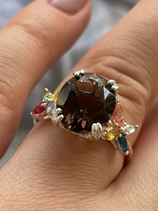 Серебряное кольцо с дымчатым кварцем и цветным сапфиром.Размер 17.75