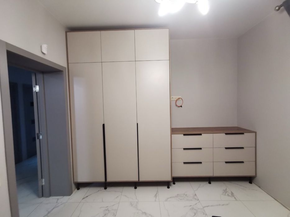 Розпашна сучасна шафа