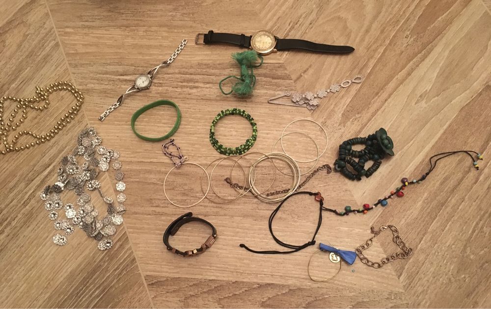 Ozdoby na ręce bransoletki koraliki łańcuchy