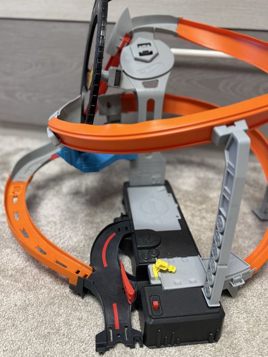 Трек HotWheels "Гонки на шиномонтаже