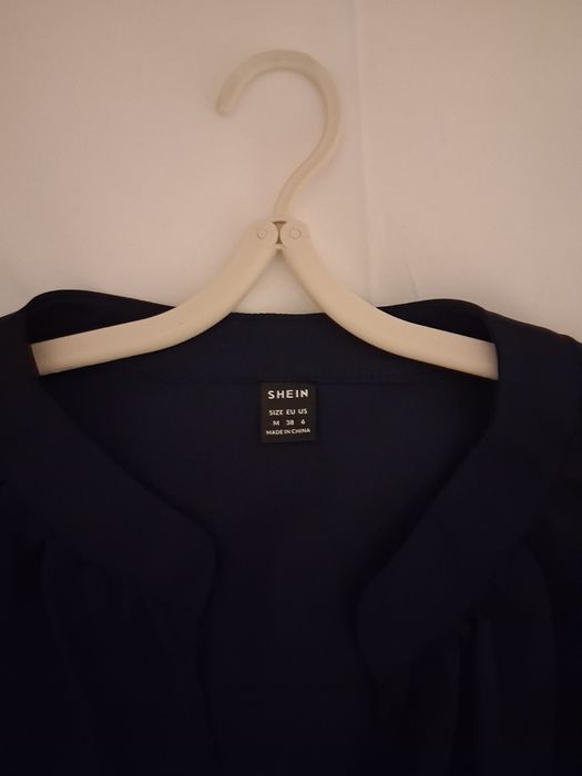 Camisa feminina azul marinho M. Cabide de viagem  grátis.