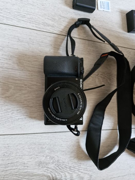 Aparat Sony Alpha 6000 z wymienną optyką + akcesoria