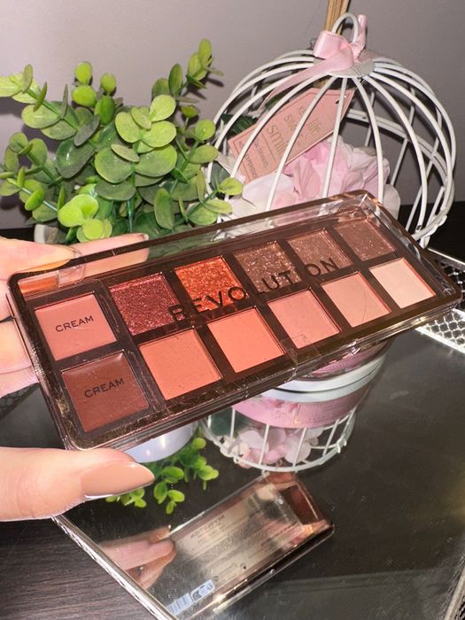paleta paletka cieni do powiek Revolution z brokatami do makijażu nude