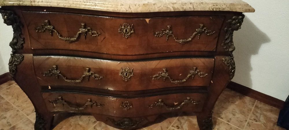 Cómoda grande antiga