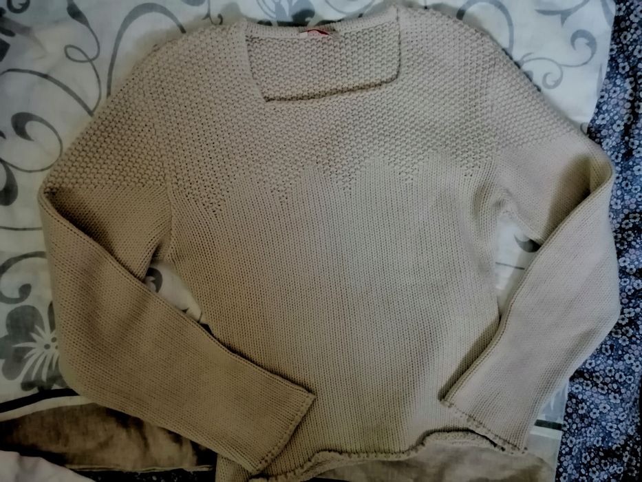 sweter Beżowy z delikatnymi cekinami przy dekolcie Rozm. m