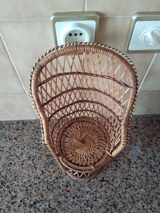Cadeira de vime verga vintage de bonecas,