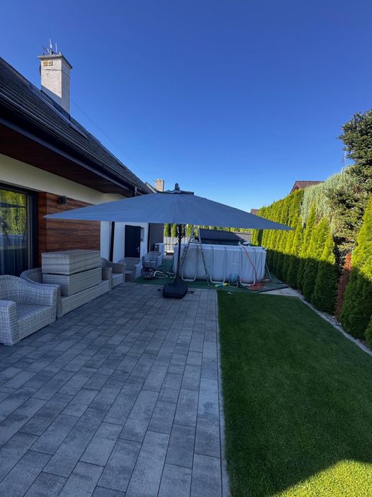 Ogromny parasol ogrodowy z podstawą na kółkach