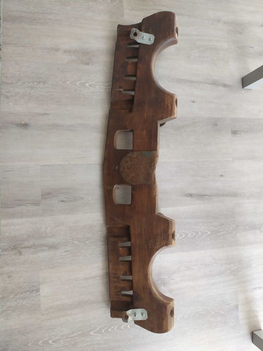 Cabide feito a partir de um jugo de bois