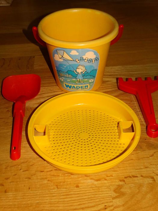 Zestaw do piaskownicy 4 elementy wiaderko łopatka grabki sitko Wader