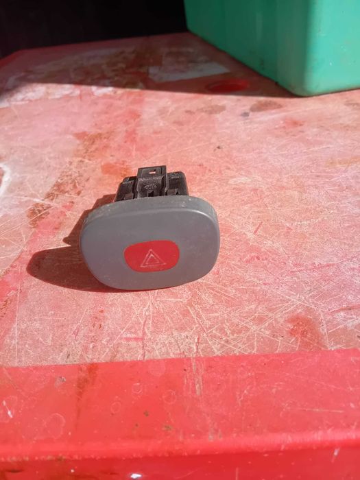 Botão de alerta e botão de travar as portas do Renault Clio 1.2 de 98