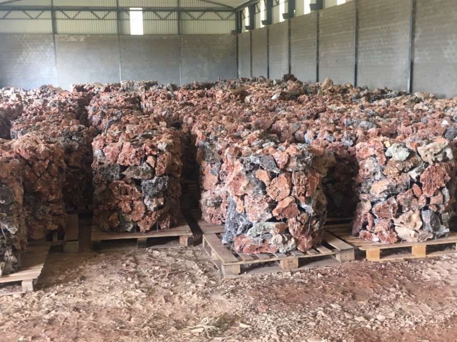 Pedra decorativa furada