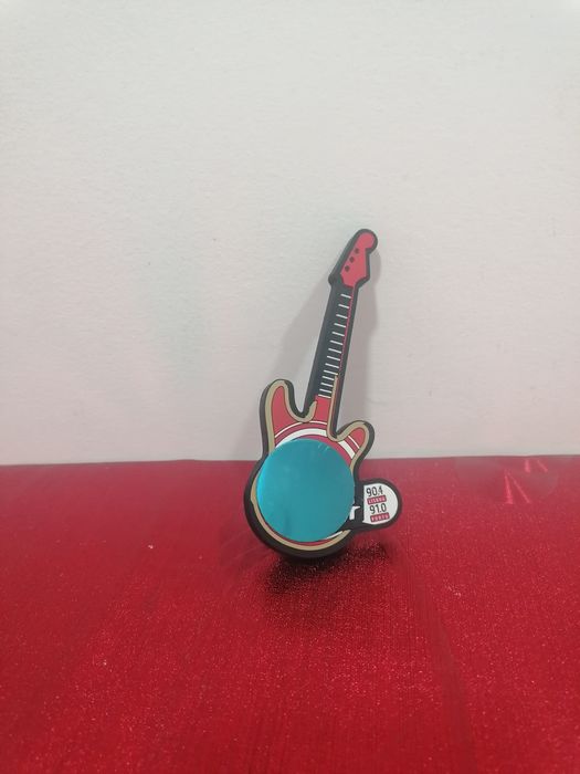 Suporte com íman para carro com publicidade da Super Bock em formato guitarra

Tem o íman red