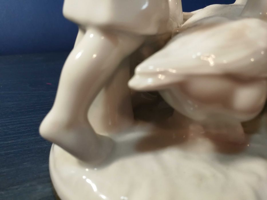 Porcelanowa figura manufaktury Gerold " Gęsiareczka "