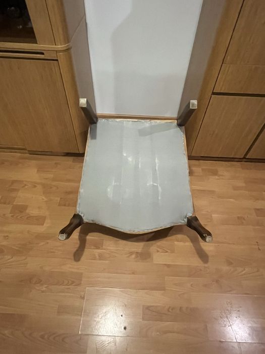 Stary fotel z oryginalnym welurem