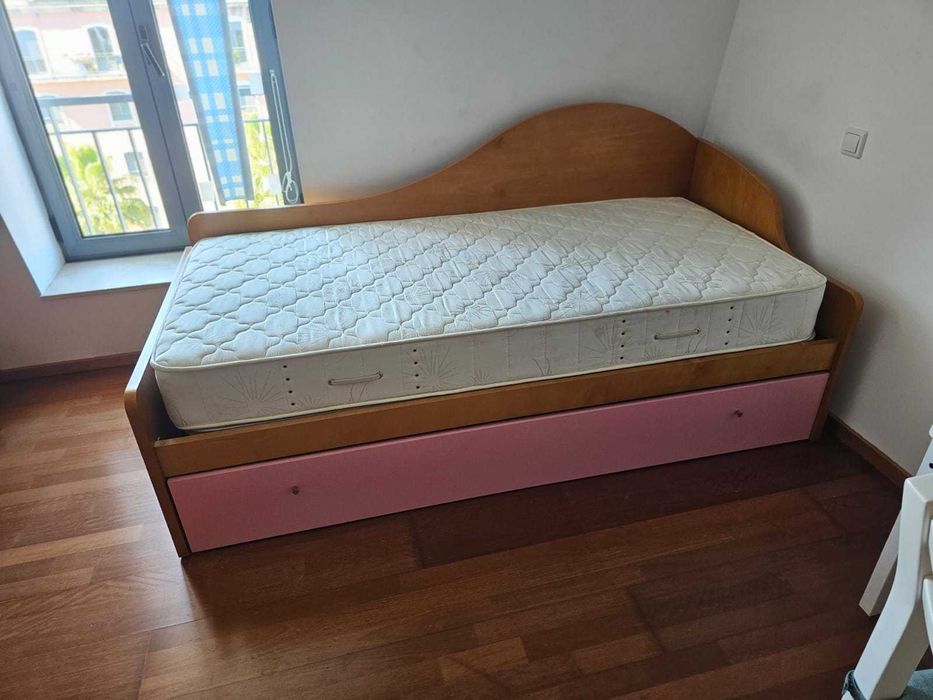 Cama de menina, semi-nova.