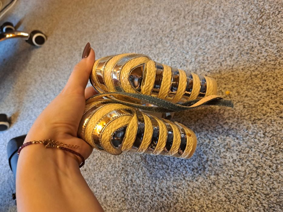 Eleganckie buty na słupku